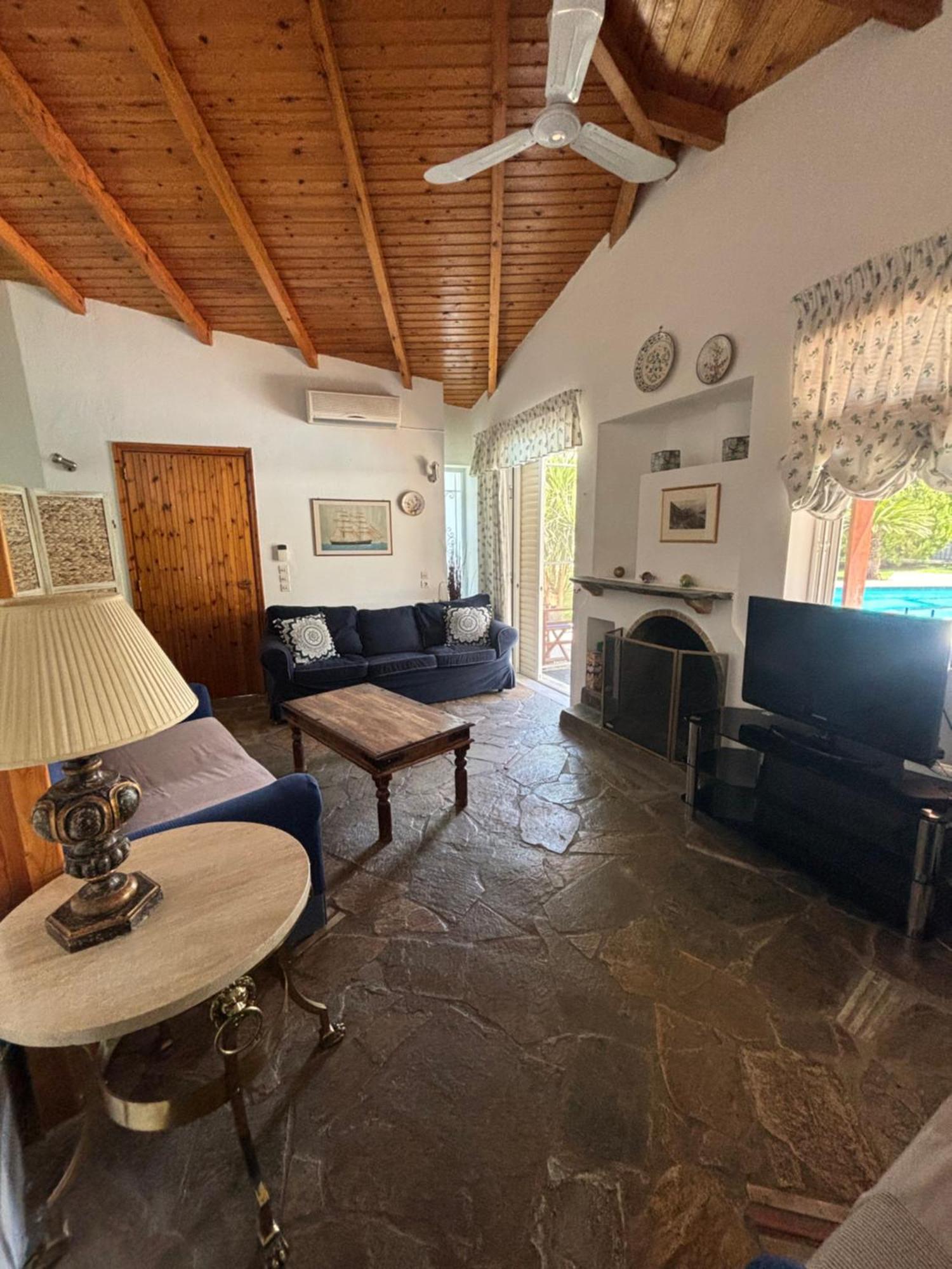 Country House With Pool And Big Garden 奥罗波斯 外观 照片